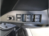 運転席には、ドアミラーの開閉および角度調整、集中ドアロック機能、さらには全ウィンドーの開閉操作を可能にするスイッチが一つに集約。運転中でもスムーズかつ効率的に操作でき、安全性と快適性に役立っています。