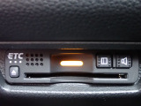 ■【ETC車載器】が装備されています。セットアップをしてお渡しとなり、ETCカードを差し込むだけで高速道路の利用が可能です。