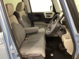 女性でも運転がしやすいように、シートの高さ調整機能(シートリフター)がついています。運転席と助手席の間が空いている為、助手席側への移動がスムーズです。交通量の多い道でも助手席側から乗り降りができます。