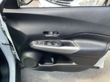 パワーウィンドウ装備です。運転席はオートになっているので、ワンタッチ開閉することが出来ます。