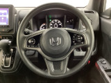 ハンドルにHondaセンシング系のクルーズコントロールやレーンキープアシストなどのスイッチと、オーディオの操作スイッチが装備されています。ハンドルから手を離さず安全に操作できます。