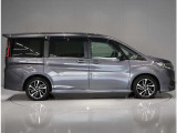 後ろが両側スライドドア(両側とも電動タイプ)です!スライドドアのお車ですと、狭いスペースでも乗り降りしやすいです。