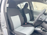 運転席まわりには十分なスペースがあり、大柄な方でもゆったり運転していただける環境です。