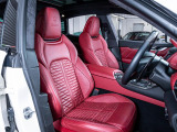 レザーは非常に巧みで、イタリアが誇る伝統が息づいています。