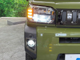 【LEDヘッドライト】悪天候や夜間走行時も良好な視界を確保し安心して運転できる高輝度LEDヘッドライトを装備!点灯速度が早く、消費電力も抑えられています。
