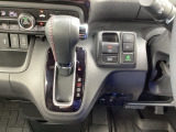 シフトはインパネシフト、パーキングブレーキは電子制御なので運転席と助手席の間はすっきりしています。