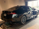 【BMWの伝統-3】BMWのお車は、&ldquo;駆け抜ける歓び&rdquo;を体現しております。走行の安定性とコーナリングの良さを追求し、思い通りにハンドルの操作可能です。