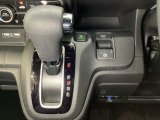 CVT車のセレクトレバーです。低速から高速まで、変速ショックのないスムーズな走りと、エンジン効率のよい領域を維持して燃費にも貢献します。サイドブレーキはスイッチ操作の電子制御パーキングブレーキです。