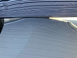 ボンネットに、1cm〜5cmほどのへこみが複数ある車両となっております。