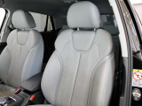 ひとたびシートに腰を沈めれば、ゆったりとした空間の広がりを感じさせてくれるAudiのキャビン