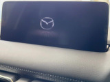 【10.25インチマツダコネクト】車内の雰囲気にマッチした大型ディスプレイ。スマホ接続でのナビ使用やBluetooth再生等、様々な機能が楽しめます。直感的なダイヤル操作が可能で、使い勝手も良好です。