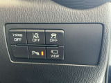 運転席横でアイドリングストップなどスイッチを搭載しています。