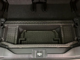 【ラゲージボード下部】ラゲージボードを上げれば、深めの収納スペースがあります♪ 普段使用しないものや汚れたものが目につかずに収納出来るんです☆