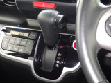 インパネシフトだから視線の移動も少なく足元もスッキリ♪運転席もゆったりしているのでゆとりを持ってドライブできますね!