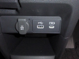 12V電源ソケットを設置しております。周辺機器の充電にご利用頂けます。便利なUSBジャックも付いています。