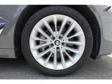 【BMWアロイホイール】軽量かつ強度に拘ったアロイホイール。走行性能ポテンシャルを引き出す設計。タイヤのサイドウォールが強化されたランフラットタイヤは、パンク時にタイヤがつぶれてもリムから外れません。