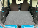 後席を全て倒して、荷物専用のスペースにした状態です。これなら長いものも積めますし、ご旅行や趣味に活用できますね。