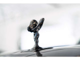 Rolls-Royceの象徴であるスプリットオブエクスタシーが輝きます。