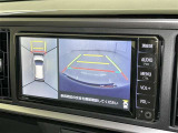 パノラミックビューモニターを装備。駐車場や交差点でクルマを真上から見るように周囲を確認できます。機能の詳細は販売店スタッフまでおたずねください。