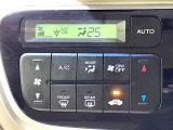 【オートエアコン】一度お好みの温度に設定すれば、車内の温度を検知し風量や温度を自動で調整。暑い&hellip;寒い&hellip;と何度もスイッチ操作をする必要はありません。快適な車内空間には必須の機能ですね♪