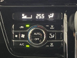 【オートエアコン】一度お好みの温度に設定すれば、車内の温度を検知し風量や温度を自動で調整。暑い&hellip;寒い&hellip;と何度もスイッチ操作をする必要はありません。快適な車内空間には必須の機能ですね♪