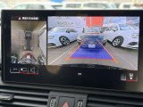 ●サラウンドビューカメラ『車両の4つのカメラから得た映像を合成し、上空から眺めているような映像をモニターに映し出します。車両周辺の歩行者や障害物などの発見に役立ちます。』