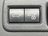 【パワーバックドア】スマートキーや運転席のボタンを押すだけでリアゲートが自動で開閉します!荷物を持っている時や、高い位置にあるバックドアを閉める際に便利な機能です♪