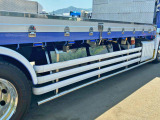 ボディー運転席側中央にステンレス製の工具箱が2つ付いています。