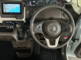 【ハンドル】運転にかかわる様々な操作を安全に行えるように視点移動が少なく操作性に配慮されたスイッチ類が凝縮されたコックピットです。