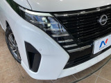 【LEDヘッドライト】悪天候や夜間走行時も良好な視界を確保し安心して運転できる高輝度LEDヘッドライトを装備!点灯速度が早く、消費電力も抑えられています。