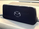 【マツダコネクトナビ】車内の雰囲気にマッチした一体型タイプのナビ。各種車輌設定やBluetooth再生等、様々な機能が楽しめます。直感的なダイヤル操作が可能で、使い勝手も良好です。