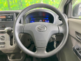 インテリアに合わせたデザインのステアリングは、運転される方のことも考え、運転しやすい形状、大きさです。是非一度、実際に触ってお確かめください。