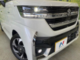 【LEDヘッドライト】悪天候や夜間走行時も良好な視界を確保し安心して運転できる高輝度LEDヘッドライトを装備!点灯速度が早く、消費電力も抑えられています。