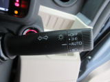オートライト付きです。手元での操作なしでヘッドライトのON/OFFできます。トンネルでの点灯・消灯忘れ防止に役立ちます。