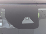【エマージェンシーブレーキ】走行中に前方の車両等を認識し、衝突しそうな時は警報とブレーキで衝突回避と被害軽減をアシスト。より安全にドライブをお楽しみいただけます。