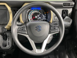 インテリアに合わせたデザインのステアリングは、運転される方のことも考え、運転しやすい形状、大きさです。是非一度、実際に触ってお確かめください。