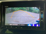 【バックカメラ】駐車時に後方がリアルタイム映像で確認できます。大型商業施設や立体駐車場での駐車時や、夜間のバック時に大活躍!運転スキルに関わらず、今や必須となった装備のひとつです!