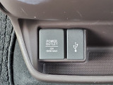 シフトレバー下部の電源ソケットとUSB