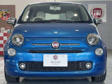 イタリアブルーの艶感が際立つフロントフェイス。丸型ヘッドライトとクロームバーがFIATらしい柔らかさを演出。