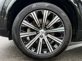 10スポーク 9.0J&times;20インチ ダイヤモンドカット/ブラック 275/45R20サイズのピレリを装着。2025年48週製造のタイヤですので経過年数も少なく溝も十分残っています。
