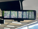 【インテリジェントルームミラー】後席の大きな荷物や同乗者で後方が確認しづらい時でも安心!カメラが撮影した車両後方の映像をルームミラー内に表示。クリアな視界で状況の確認が可能です!