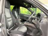 運転席まわりには十分なスペースがあり、大柄な方でもゆったり運転していただける環境です。
