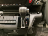 CVT車のセレクトレバーです。低速から高速まで、変速ショックのないスムーズな走りを実現するとともに、エンジン効率のよい領域を維持することで燃費にも貢献します。