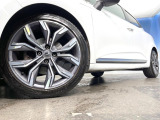 ●純正17インチアルミホイール:輸入車ならではの卓越した走りを支えるホイールと足回りです!日本車の走りに慣れている方にもぜひ体感して頂きたいほど、高いレベルでまとまっています!
