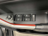 パワーウィンドウスイッチで運転席から全席の窓の開閉ができます♪
