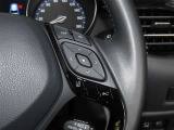 【ステアリングスイッチ】運転中に視線を前に向けたまま画面の操作できます。