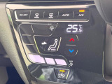 【オートエアコン】一度お好みの温度に設定すれば、車内の温度を検知し風量や温度を自動で調整。暑い&hellip;寒い&hellip;と何度もスイッチ操作をする必要はありません。快適な車内空間には必須の機能ですね♪