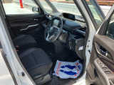 運転しやすいゆったり空間♪前席&hArr;後席の移動がしやすい【センターウォークスルー】です。