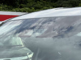 【三菱e-Assist】走行中に前方の車両等を認識し、衝突しそうな時は警報とブレーキで衝突回避と被害軽減をアシスト。より安全にドライブをお楽しみいただけます。