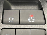 【電動パーキングブレーキ】パーキングブレーキは便利な電動式!ボタン一つで操作でき、アクセルを踏めば自動で解除されます♪レバーやペダルが無いので運転席廻りもすっきりしますね♪